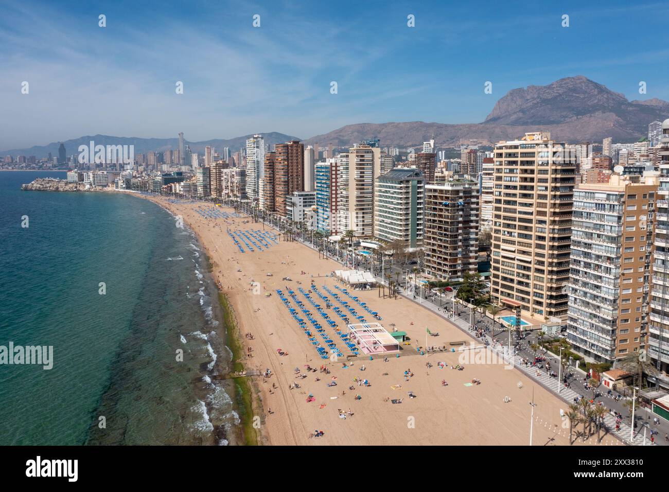 Foto aerea con drone della città di Benidorm in Spagna in estate che mostra appartamenti e edifici a grattacielo lungo la spiaggia di Levante al sole Foto Stock