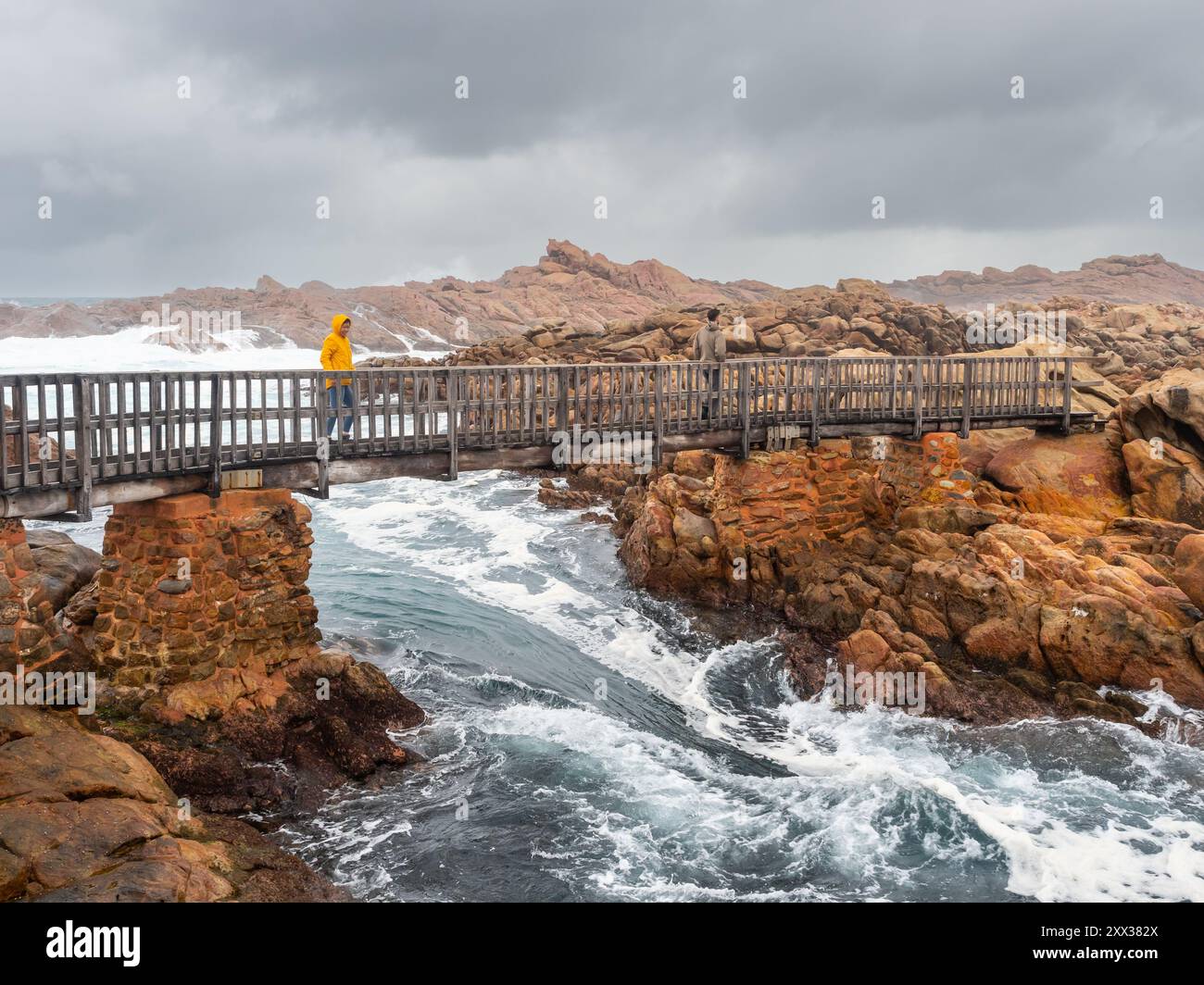 Turisti sul Canal Rocks Bridge, a circa quattro chilometri a sud di Yallingup, nella regione sud-occidentale dell'Australia occidentale. Foto Stock
