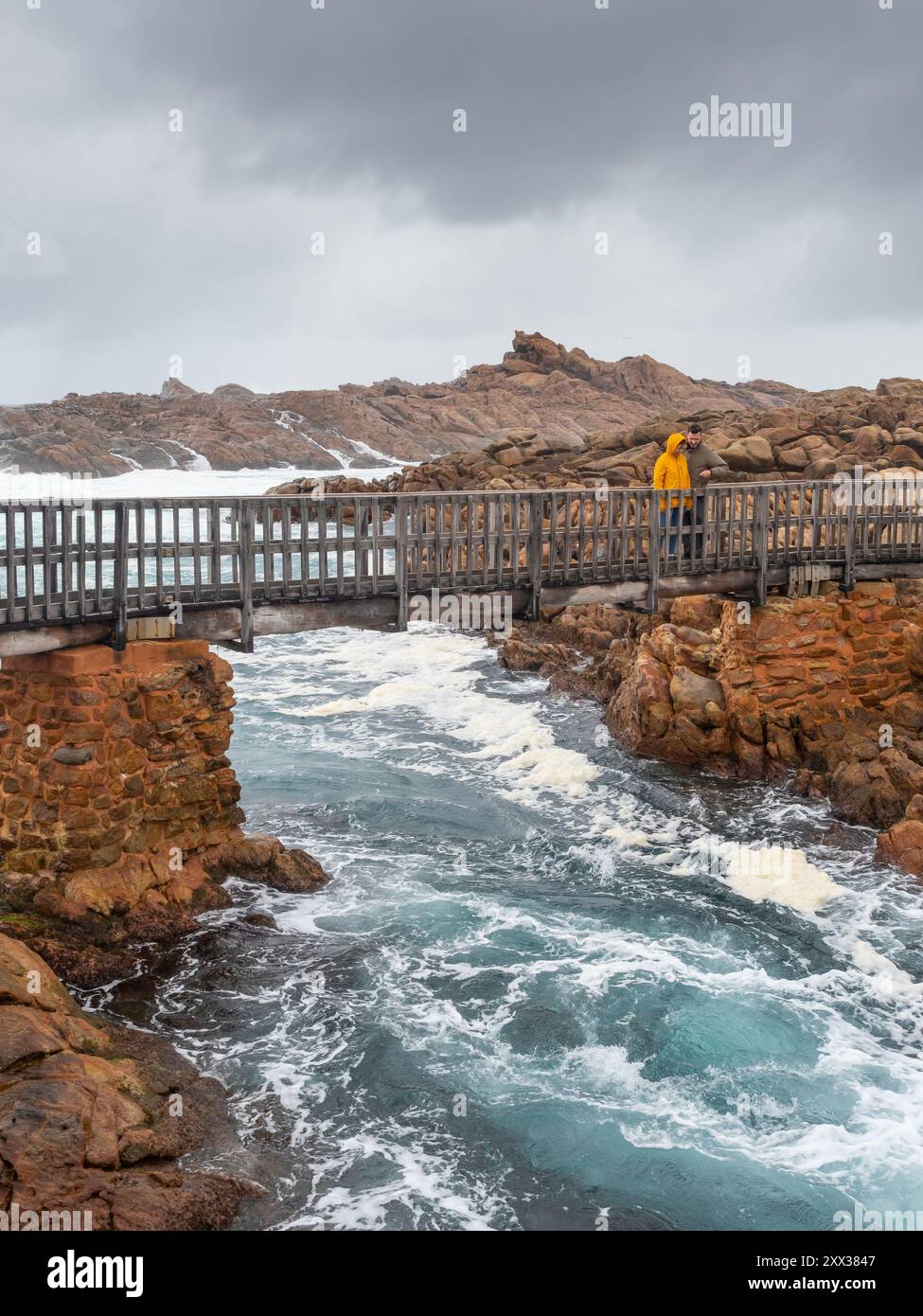 Turisti sul Canal Rocks Bridge, a circa quattro chilometri a sud di Yallingup, nella regione sud-occidentale dell'Australia occidentale. Foto Stock