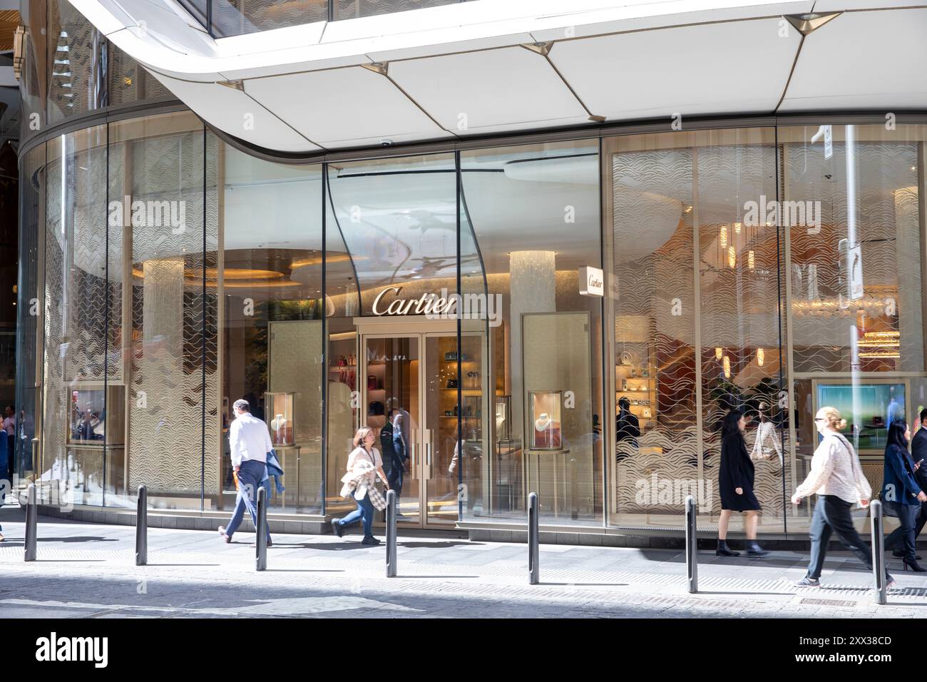 Negozio di lusso Cartier nel centro di Sydney che offre articoli di lusso e gioielli, con persone che camminano vicino al negozio, Sydney, NSW, Australia Foto Stock