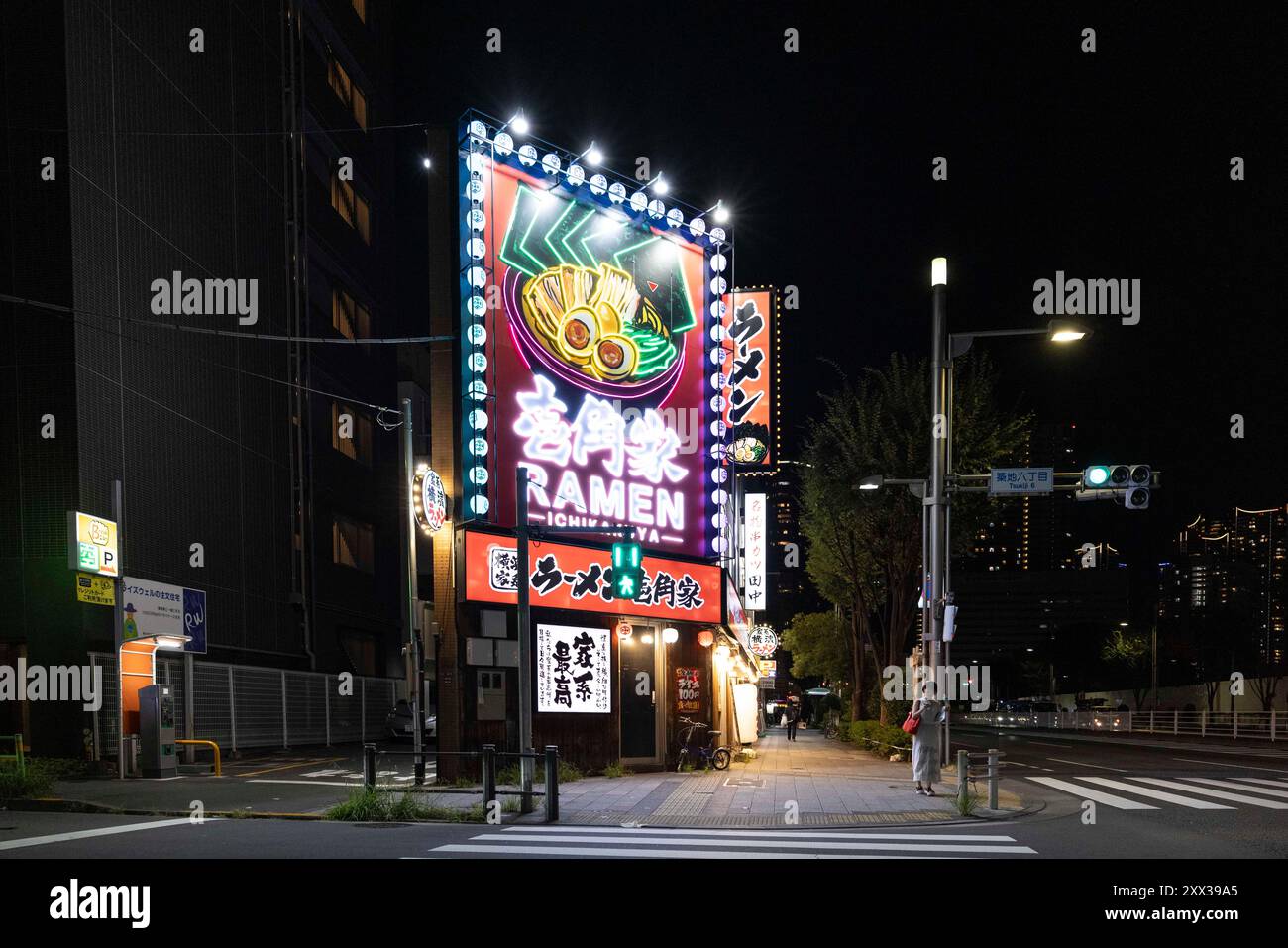 Tokyo, Giappone. 3 agosto 2024. L'insegna al neon del ristorante Ramen risplende di notte a Tokyo il 3 agosto 2024. - 20240803_PD36441 credito: APA-PictureDesk/Alamy Live News Foto Stock