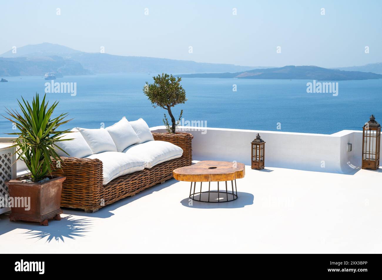 Terrazza estiva con vista sul mare. Oia, Santorini, Grecia. Foto Stock