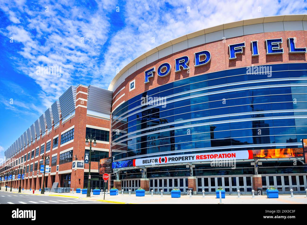 Detroit, Stati Uniti - 12 agosto 2024: Architettura esterna del Ford Field - un centro sportivo nel quartiere del centro Foto Stock