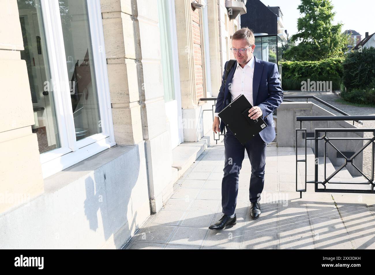 Jambes, Belgio. 22 agosto 2024. Vicepresidente e ministro vallone incaricato della pianificazione regionale, dei lavori pubblici, della mobilità, della sicurezza stradale e degli enti locali Francois Desquesnes, nella foto all'arrivo per la riunione in affitto del governo vallone, a Jambes, giovedì 22 agosto 2024. BELGA PHOTO BRUNO FAHY credito: Belga News Agency/Alamy Live News Foto Stock