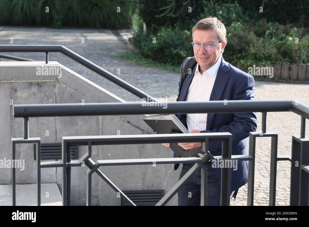 Jambes, Belgio. 22 agosto 2024. Vicepresidente e ministro vallone incaricato della pianificazione regionale, dei lavori pubblici, della mobilità, della sicurezza stradale e degli enti locali Francois Desquesnes, nella foto all'arrivo per la riunione in affitto del governo vallone, a Jambes, giovedì 22 agosto 2024. BELGA PHOTO BRUNO FAHY credito: Belga News Agency/Alamy Live News Foto Stock