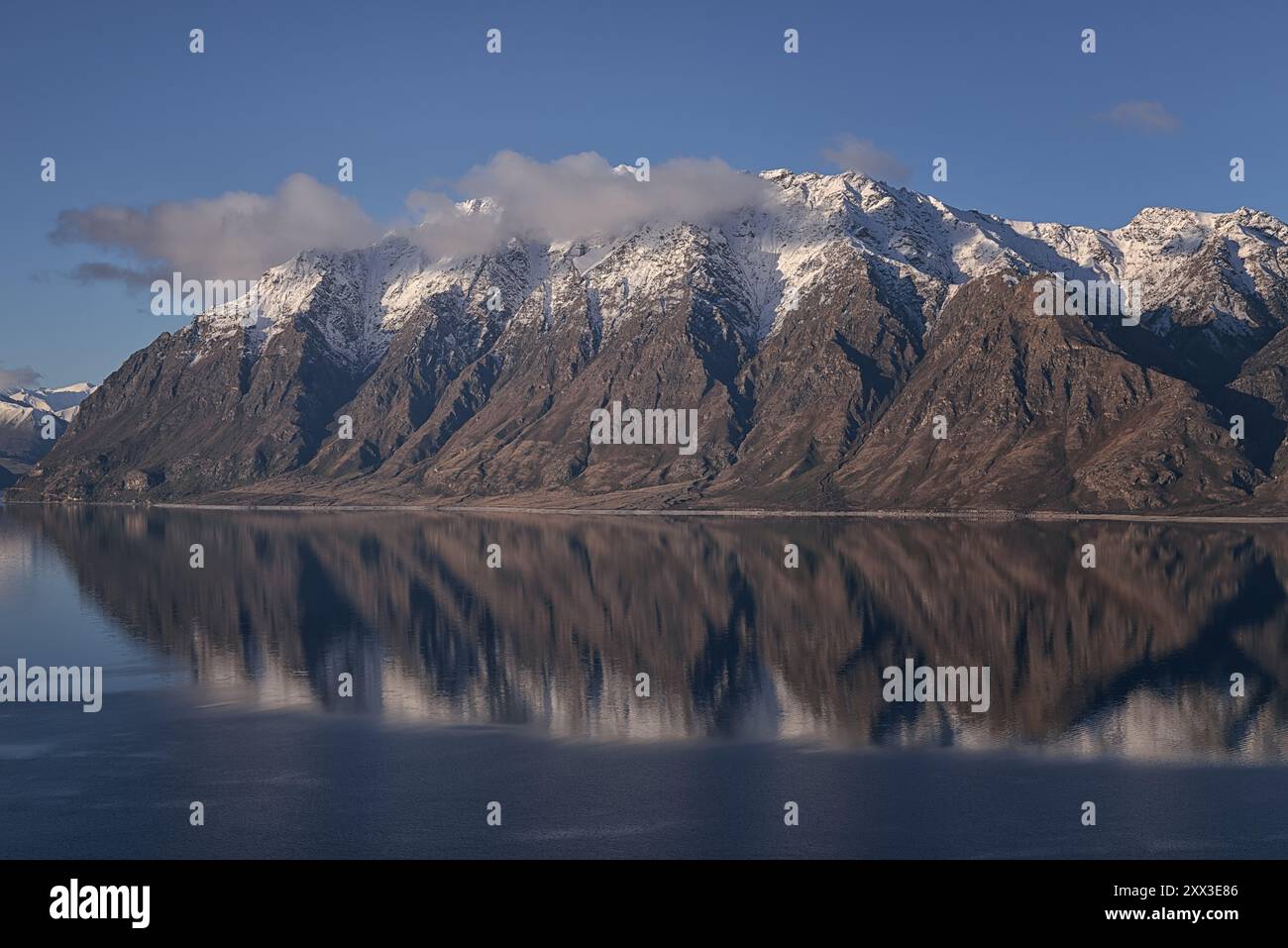 Luce nel tardo pomeriggio sul lago Hawea, regione di Otago, nuova Zelanda nell'inverno 2024 Foto Stock