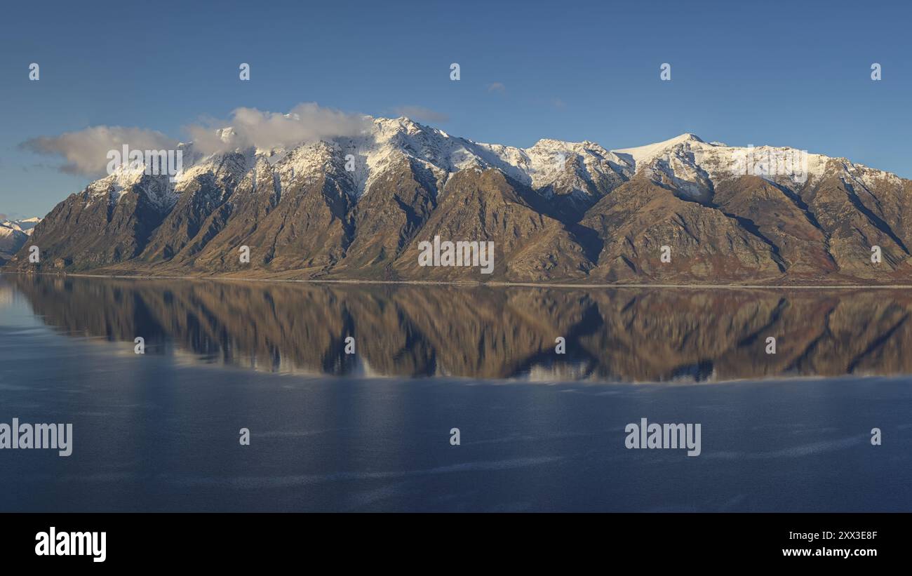 Luce nel tardo pomeriggio sul lago Hawea, regione di Otago, nuova Zelanda nell'inverno 2024 Foto Stock