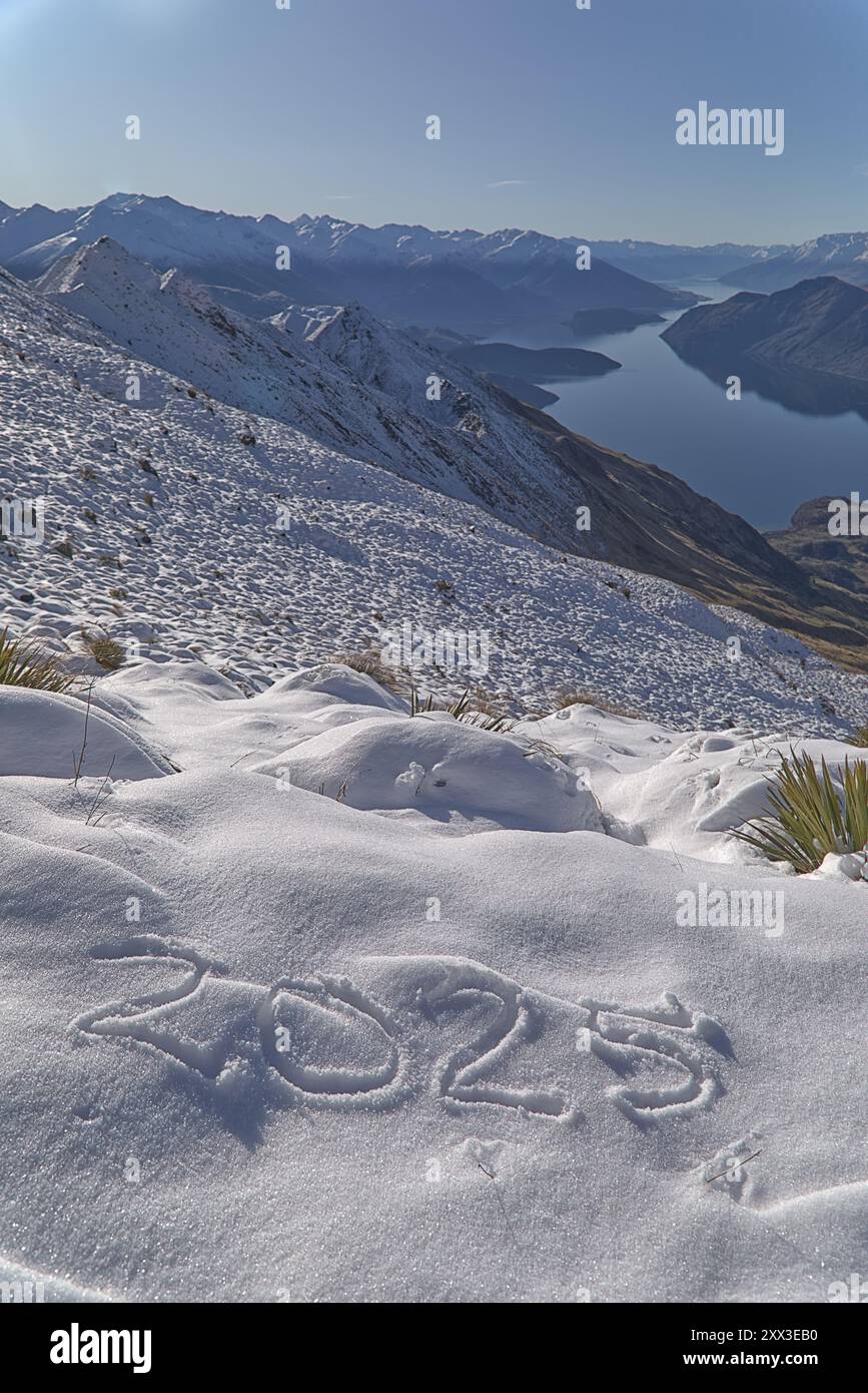 2025 scritto nella neve sul Roy's Peak, Wanaka, nuova Zelanda Foto Stock