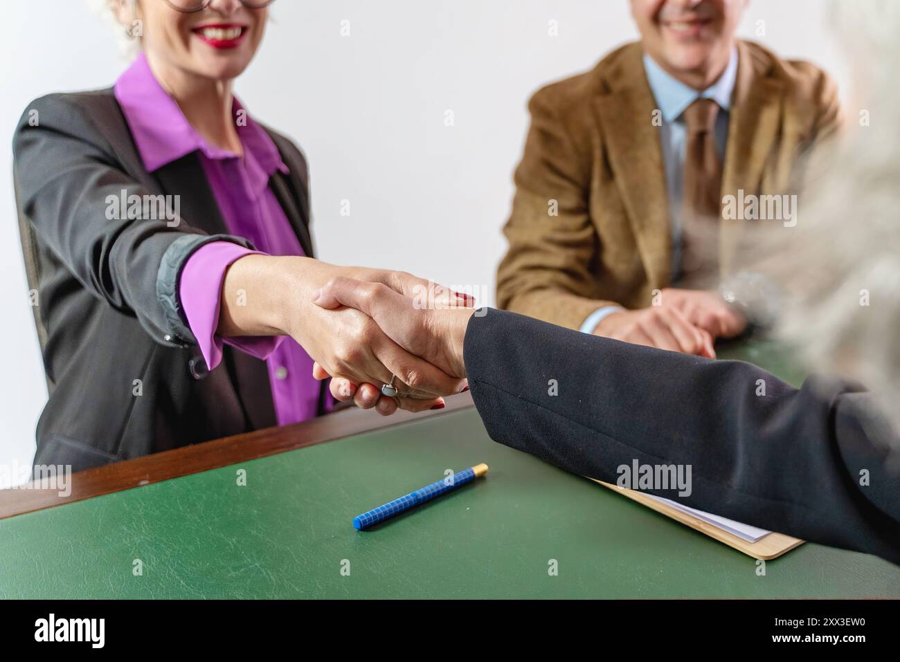 Primo piano di una stretta di mano tra professionisti aziendali in un ufficio - negoziazione di successo, diversità sul luogo di lavoro e intergenerazionale Foto Stock