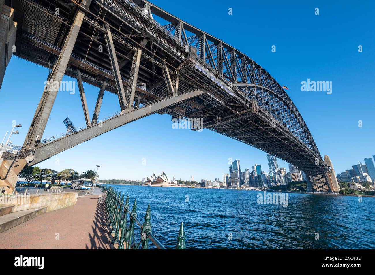 Dalla sponda nord verso l'Opera House e il quartiere centrale degli affari collegato dal ponte Harbour a Sydney, nuovo Galles del Sud, Australia. Foto Stock