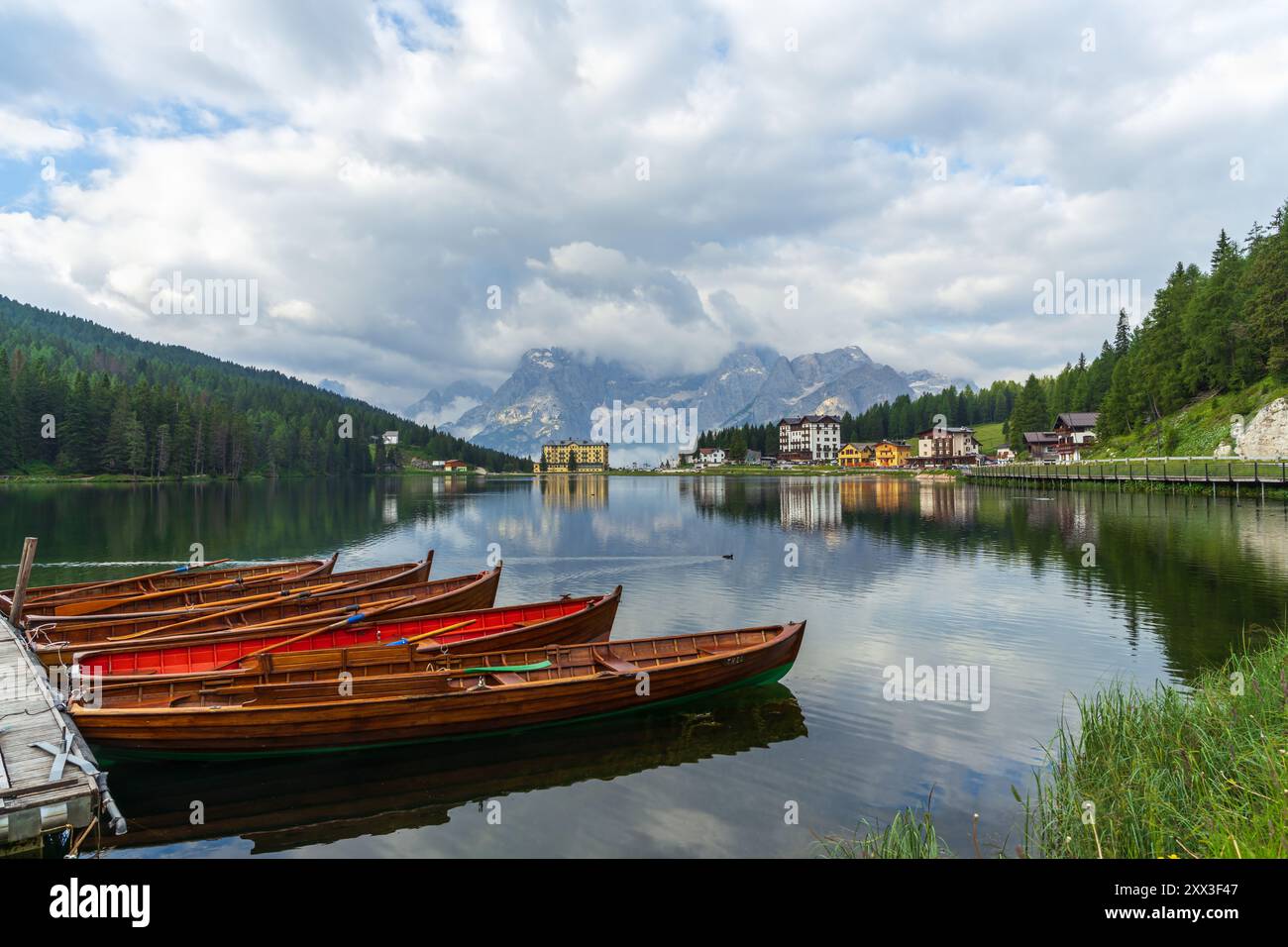 Splendido paesaggio sul lago Misurina. Barche in legno in primo piano, Lago di Misurina nelle Dolomiti. Auronzo di Cadore, provincia di bel Foto Stock