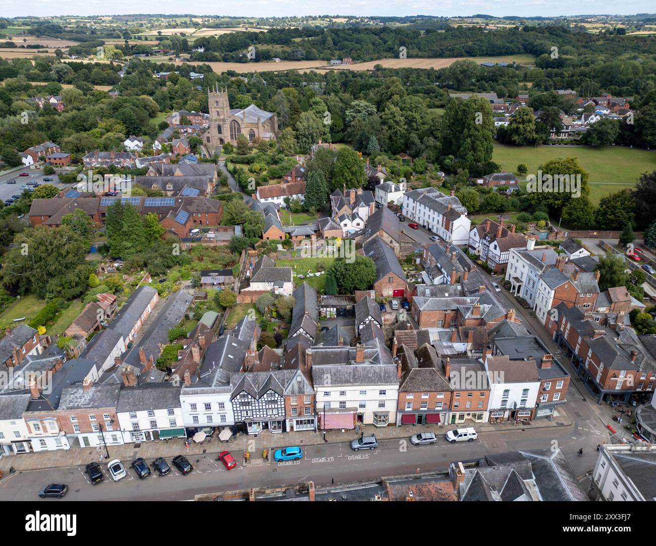 Broad Street con Priory Church sullo sfondo, Leominster, Herefordshire, Inghilterra Foto Stock