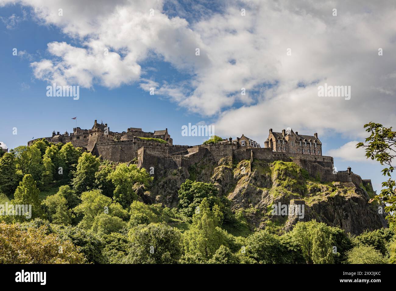 Una sorprendente fotografia del castello di Edimburgo arroccato sulla sua collina rocciosa, che mostra la sua grandezza e il suo significato storico. Foto Stock