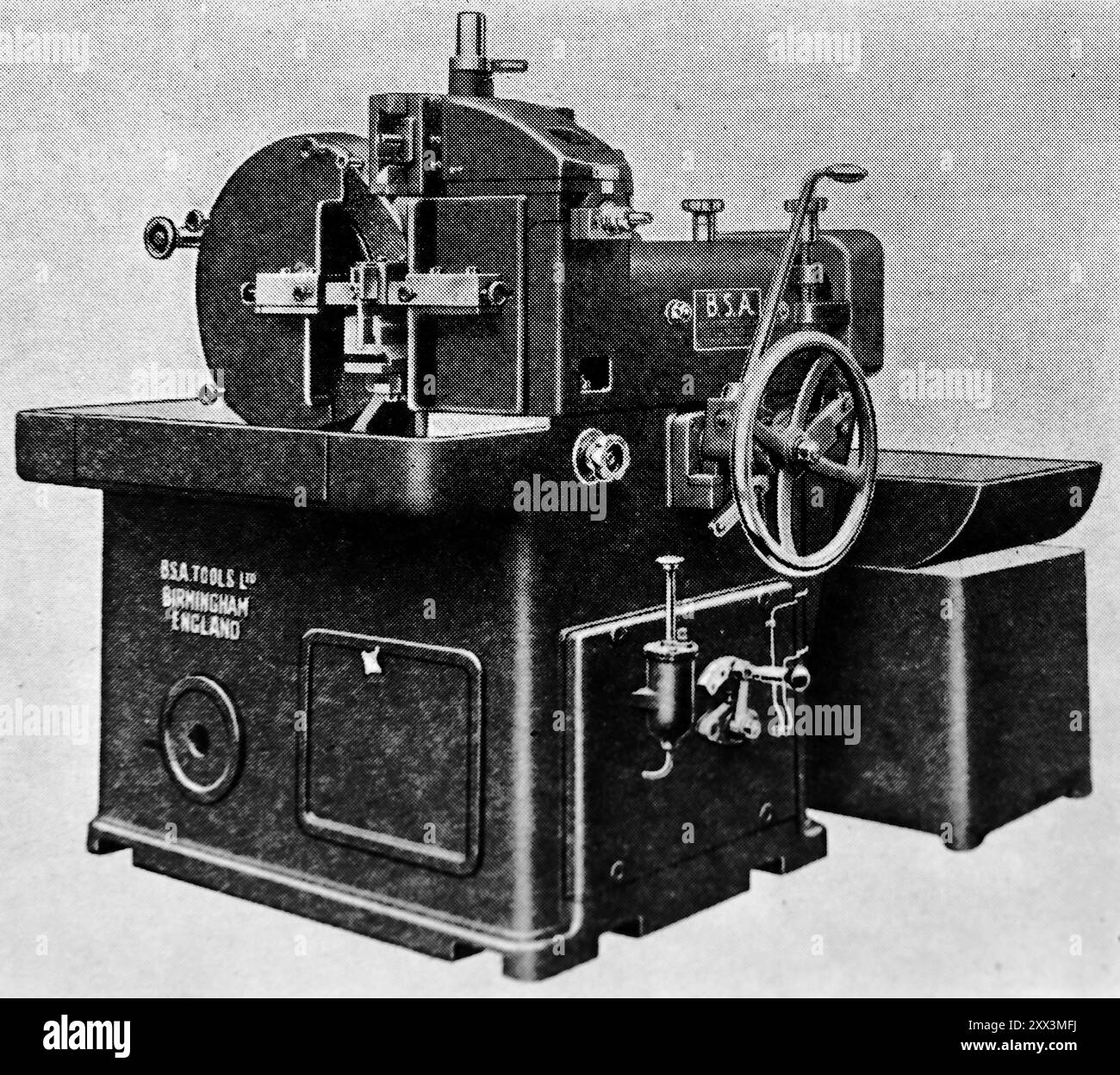 Una smerigliatrice senza centro B.S.A. (Birmingham, Inghilterra). Questa fotografia proviene da un'ampia selezione di illustrazioni ingegneristiche e di foto stampate che sono state originariamente pubblicate nel 1936. Le dimensioni e la qualità degli originali variano notevolmente. Foto Stock