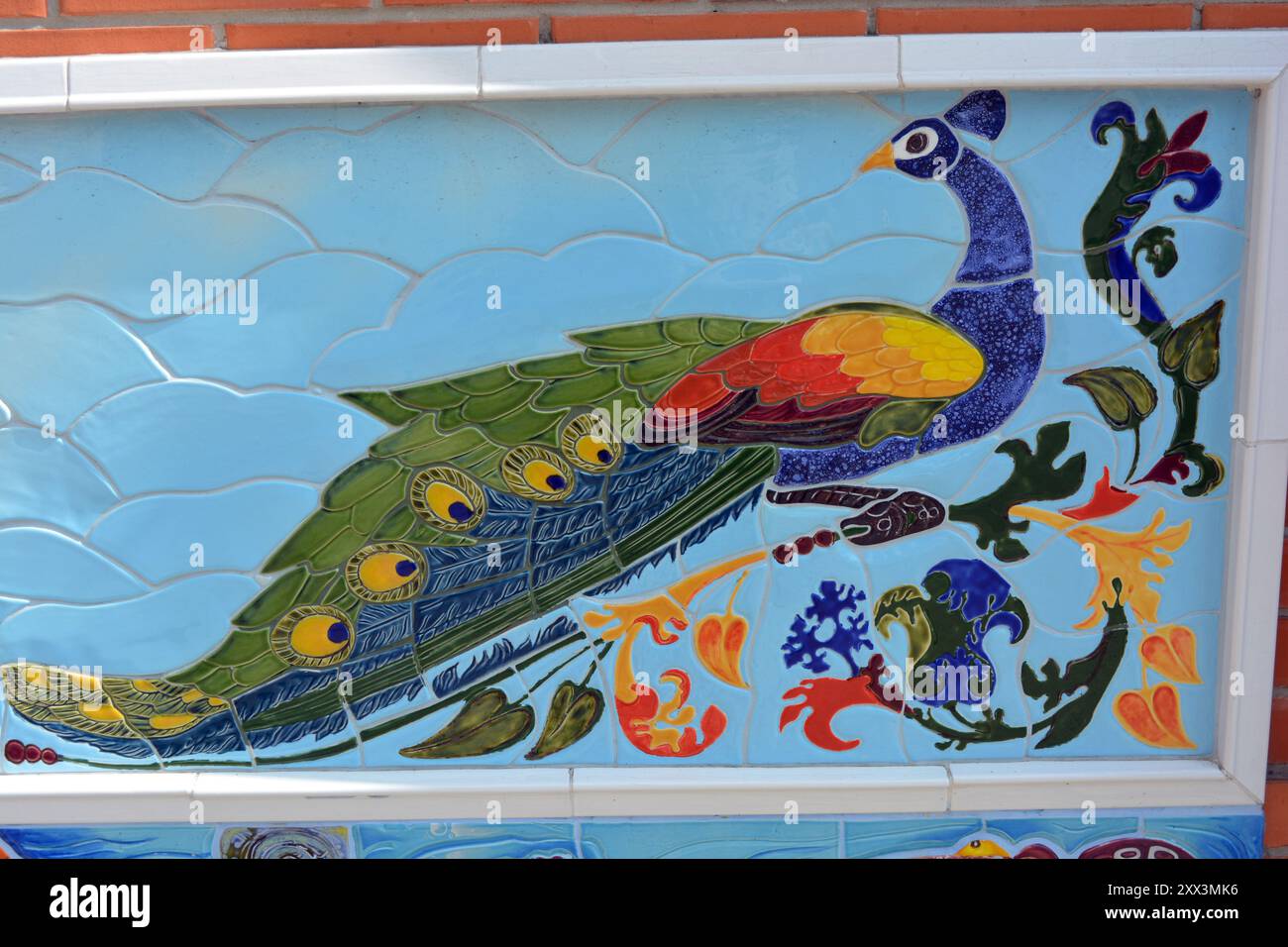 Architettura, materiali da costruzione, dipinti sulle pareti. Splendido motivo pavone luminoso realizzato in porcellana colorata e lastre di faience, porcellana mosa Foto Stock