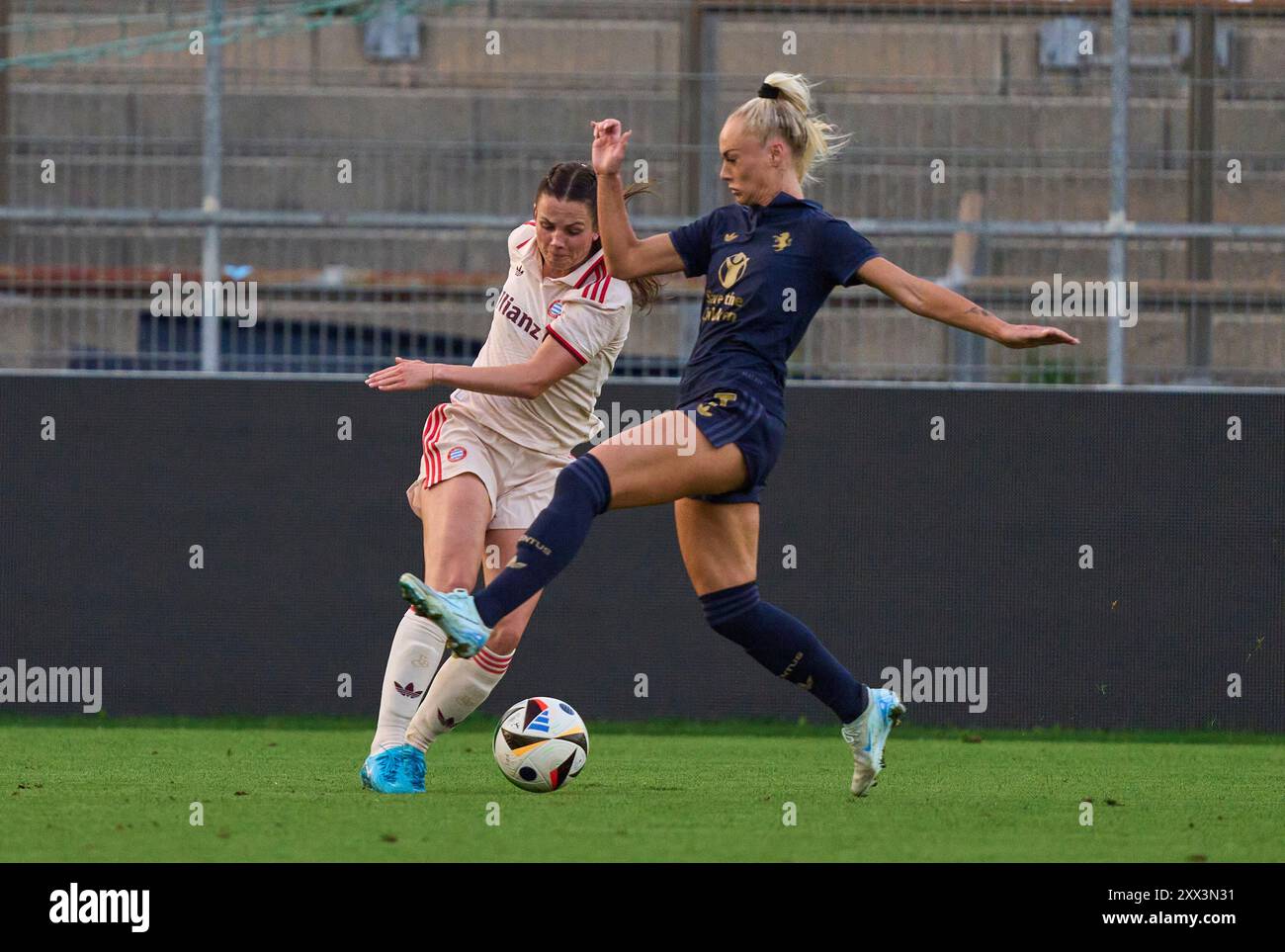 Tuva Hansen, FCB Women 6 competono per il pallone, tackle, duello, colpo di testa, zweikampf, azione, lotta contro Alisha Debora Lehmann, JUVE donne 7 nella partita di calcio femminile FC BAYERN Muenchen - JUVENTUS TORINO 0-0 il 20 agosto 2024 a Monaco, Germania. Stagione 2024/2025, 1.Bundesliga, FCB, Monaco, Google Pixel, Frauen Bundesliga giorno di partita x, x.. Spieltag Photographer: Immagini ddp/immagini a stella Foto Stock