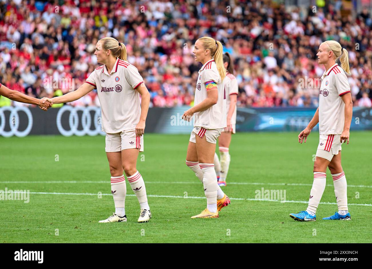 Georgia Stanway, FCB Damen 31 Glodis Perla Viggosdottir, FCB Damen 4 Pernille Harder, FCB Women Nr. 21 nella partita di calcio femminile FC BAYERN München - JUVENTUS TORINO 0-0 il 20 agosto 2024 a Monaco, Germania. Stagione 2024/2025, 1.Bundesliga, FCB, Monaco, Google Pixel, Frauen Bundesliga giorno di partita x, x.. Spieltag fotografo: Peter Schatz Foto Stock