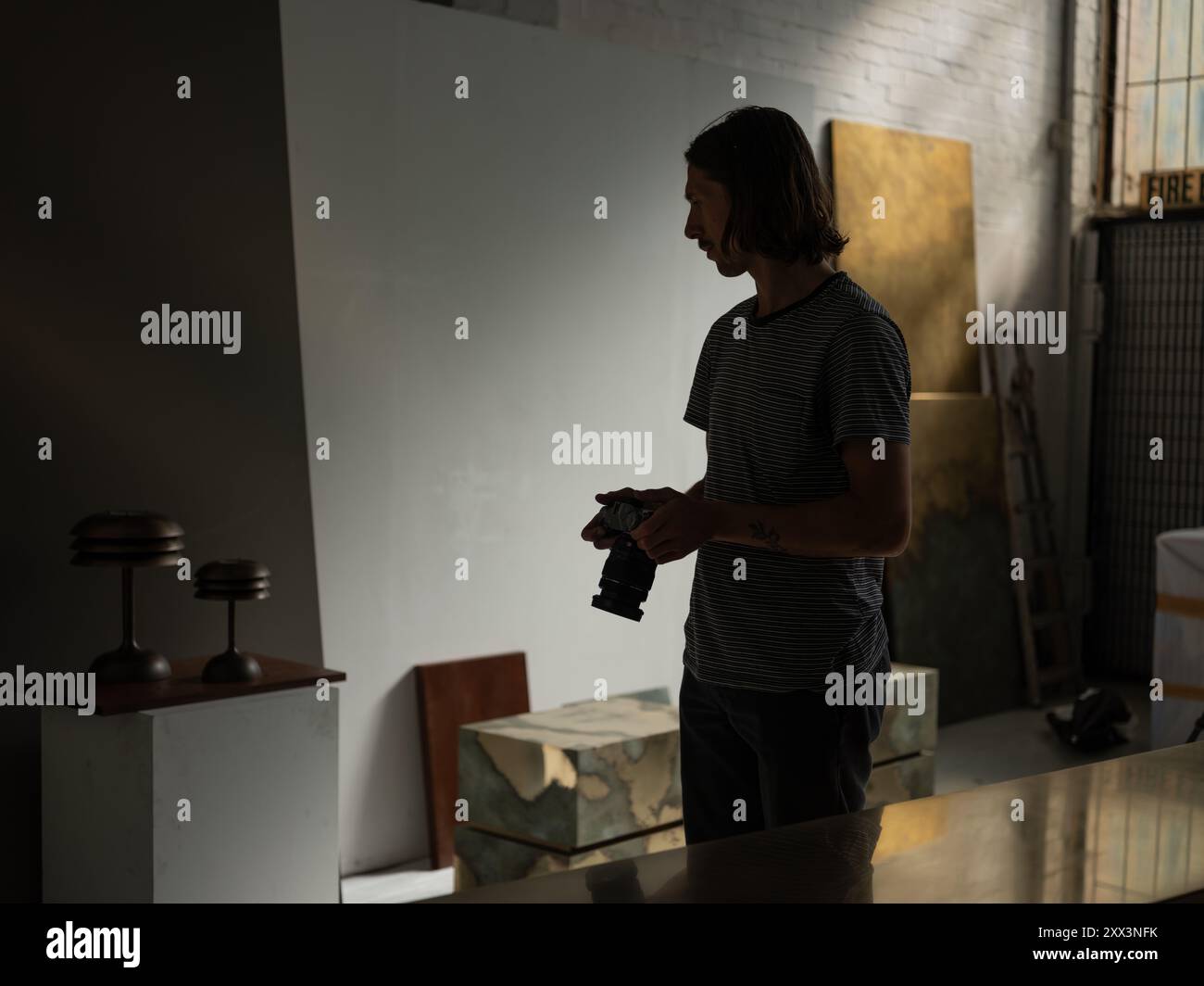 Un fotografo al lavoro in uno studio. Foto Stock