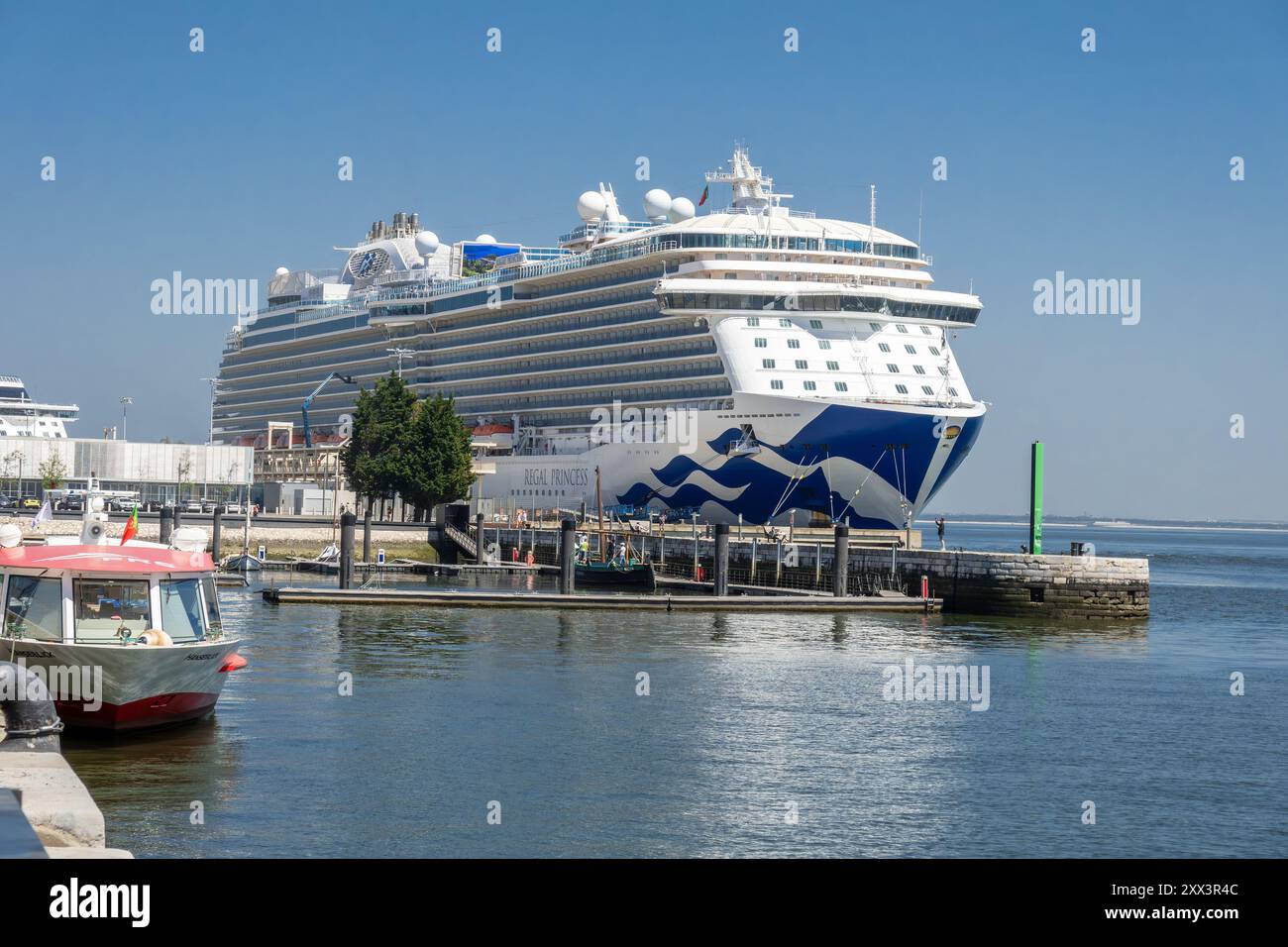 Nave da crociera Regal Princess da Princess Cruise Lines nel porto al terminal delle navi da crociera di Lisbona Lisbona Lisbona, Portogallo, 16 aprile 2024 Foto Stock
