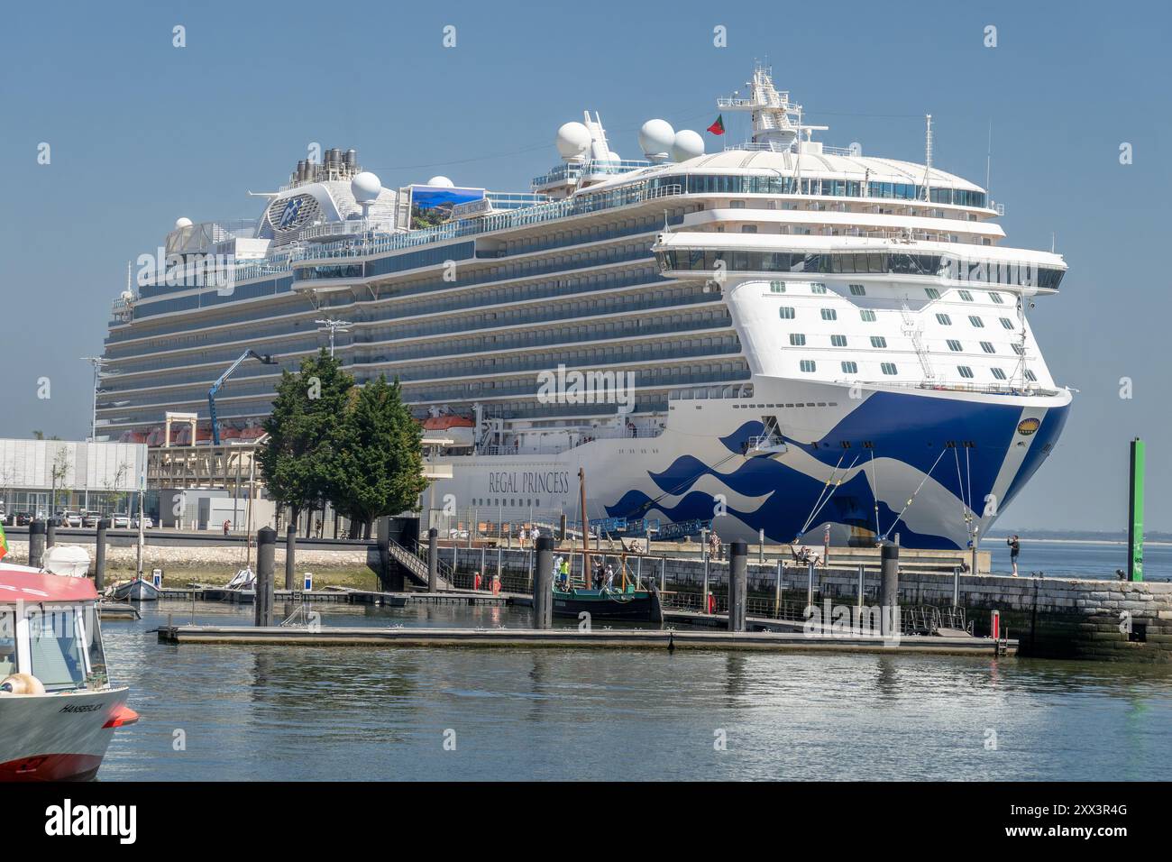 Nave da crociera Regal Princess da Princess Cruise Lines nel porto al terminal delle navi da crociera di Lisbona Lisbona Lisbona, Portogallo, 16 aprile 2024 Foto Stock