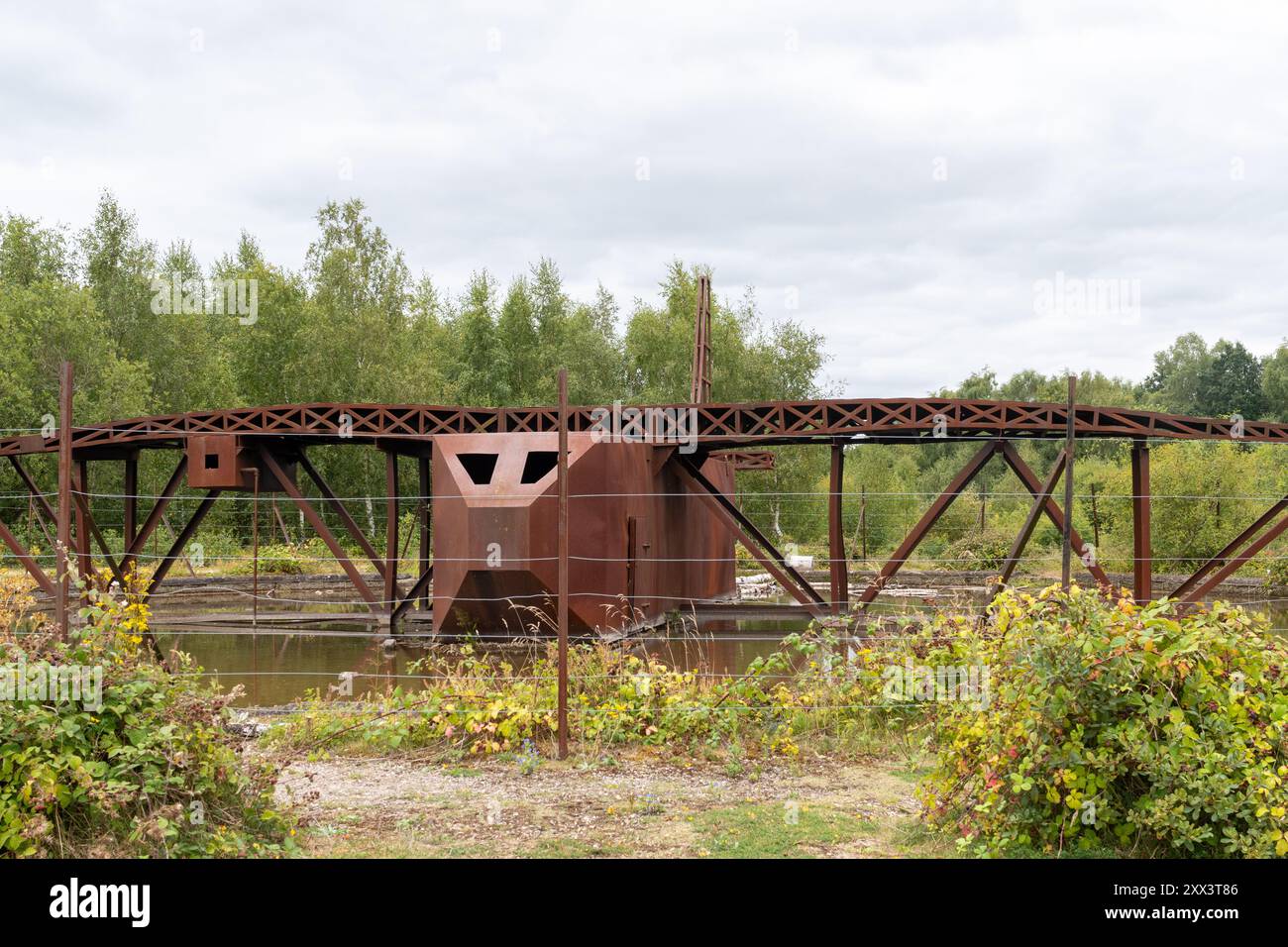 Replica C-130 installata nel 1986 su Greenham Common quando era una base aerea utilizzata per esercitazioni antincendio, Berkshire, Inghilterra, Regno Unito Foto Stock