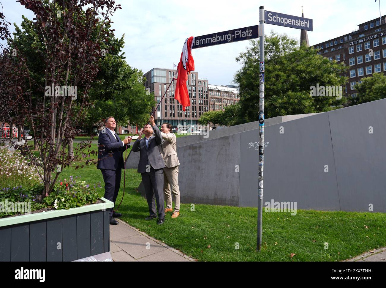 22 agosto 2024, Amburgo: Carsten Brosda (SPD, l-r), senatore per la cultura e i media ad Amburgo, Ralf Neubauer (SPD), capo distretto di Hamburg-Mitte, e Rainer-Maria Weiss, archeologo statale della città libera e anseatica di Amburgo, svelano il nuovo cartello stradale con l'iscrizione "Hammaburg-Platz". L'area verde di Domstrasse, uno dei siti più importanti della storia antica di Amburgo, è ora chiamata Hammaburg-Platz. Nel punto in cui l'Alster sfocia nell'Elba, il castello di Hammaburg fu probabilmente costruito per la prima volta come un muro difensivo con un fossato. Molto più tardi, il piccolo insediamento di Hammaburg eventu Foto Stock