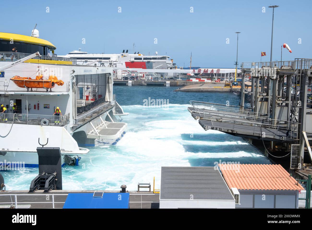 Il traghetto passeggeri Fred Olsen Banaderos Express, manovrando in retromarcia lenta controllata, mentre tenta di attraccare al porto di Santa Cruz a Tenerife. Foto Stock