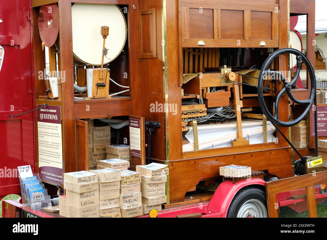 Lato opposto di un organo a carosello in esposizione che mostra il layout delle carte punch: John Gollop Foto Stock