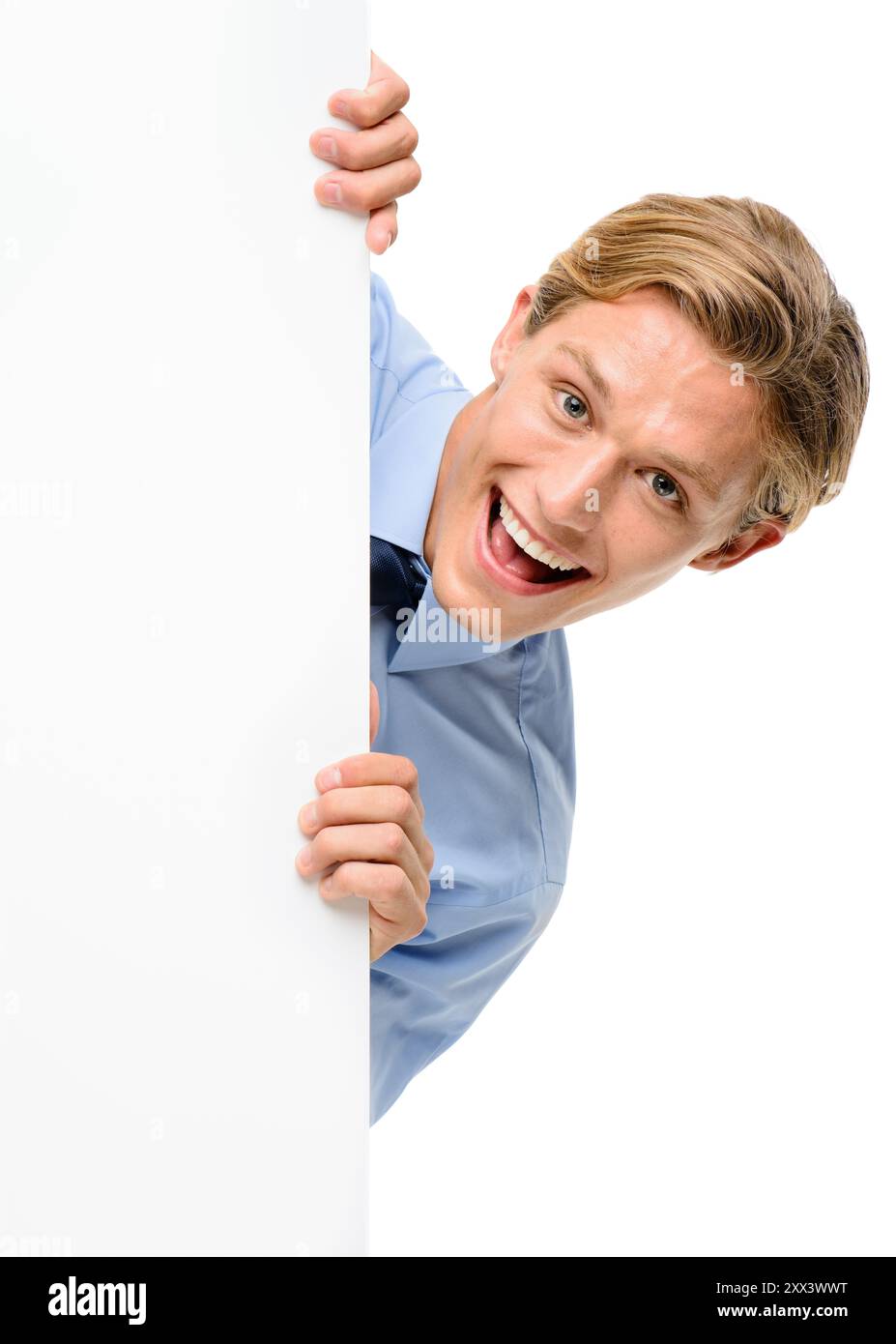 Firma, mockup space e ritratto dell'uomo in studio per marketing, promozione o pubblicità. Felice, a bordo e uomo dalla Svezia con striscione bianco Foto Stock