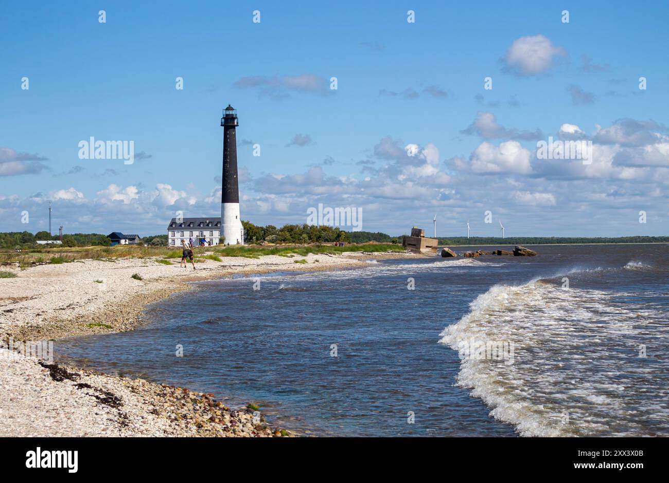 Capo di Sõrve, Saaremaa, Estonia-10AUG2024- Sõrve Säär con il faro di Sõrve sull'isola di Saaremaa o la contea di Saare in Estonia. Foto Stock