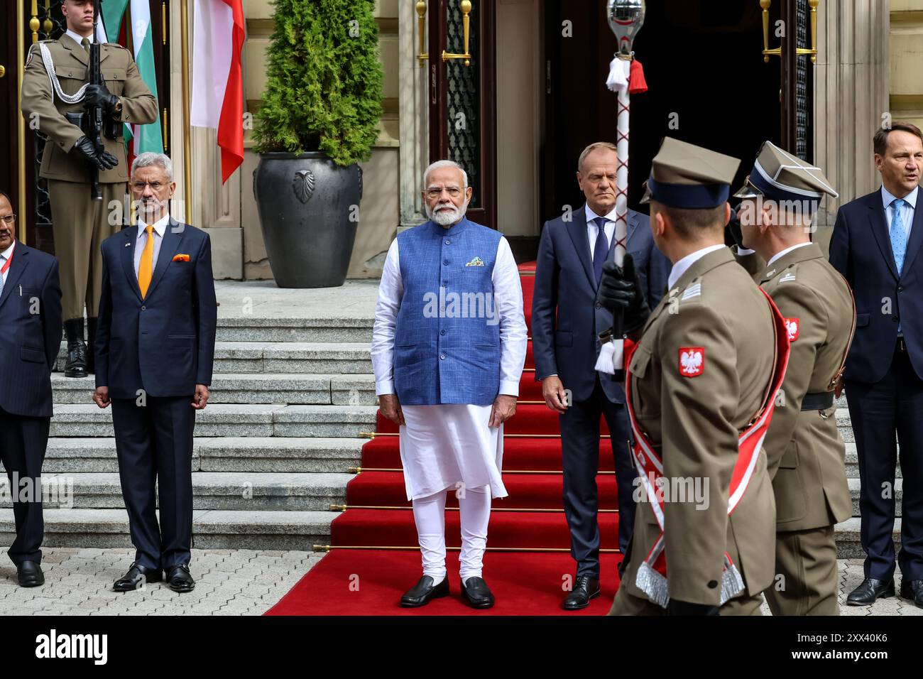 Il primo ministro polacco Donald Tusk accoglie con favore, il primo ministro indiano Narendra modi, per i colloqui bilaterali nella Cancelleria polacca in via Ujazdowska a Varsavia. I capi di governo discutono la questione della sicurezza e dell'economia. (Foto di Dominika Zarzycka / SOPA Images/Sipa USA) Foto Stock