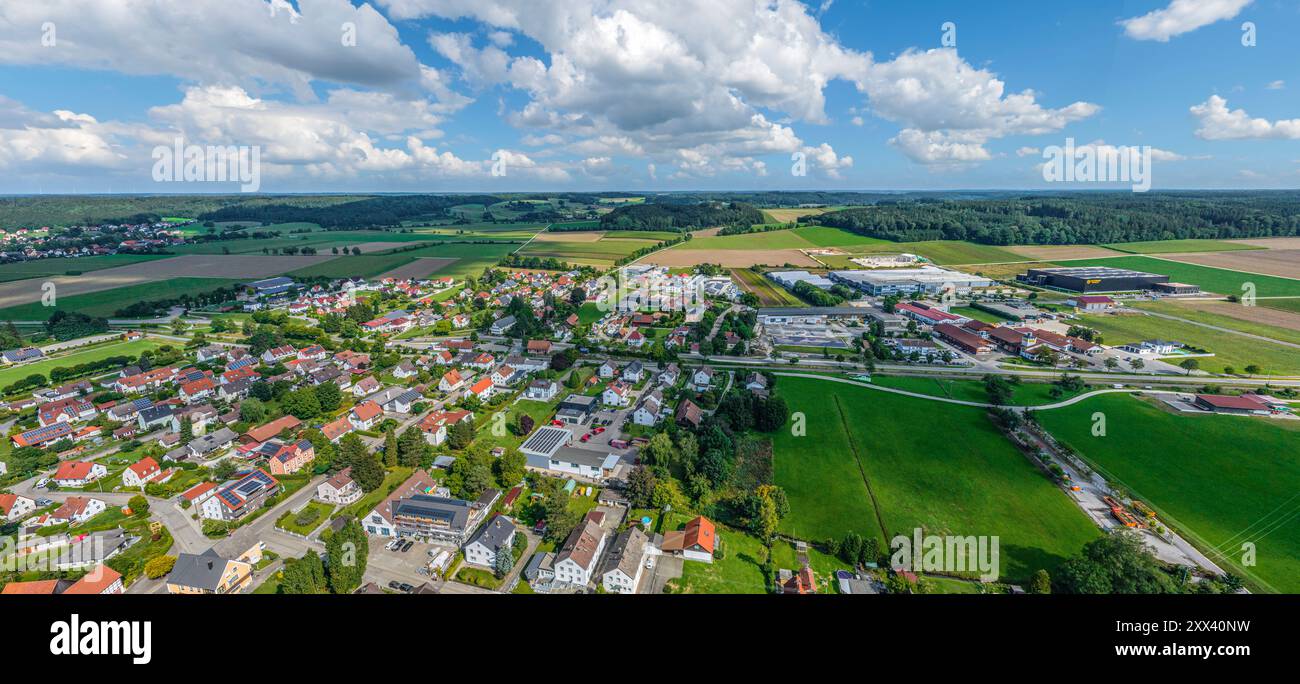 La comunità di mercato di Neuburg su Kammel nella Svevia bavarese dall'alto Foto Stock