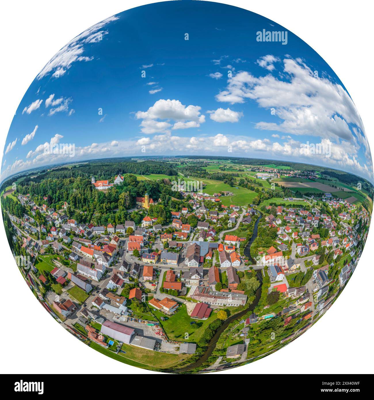 La comunità di mercato di Neuburg su Kammel nella Svevia bavarese dall'alto Foto Stock