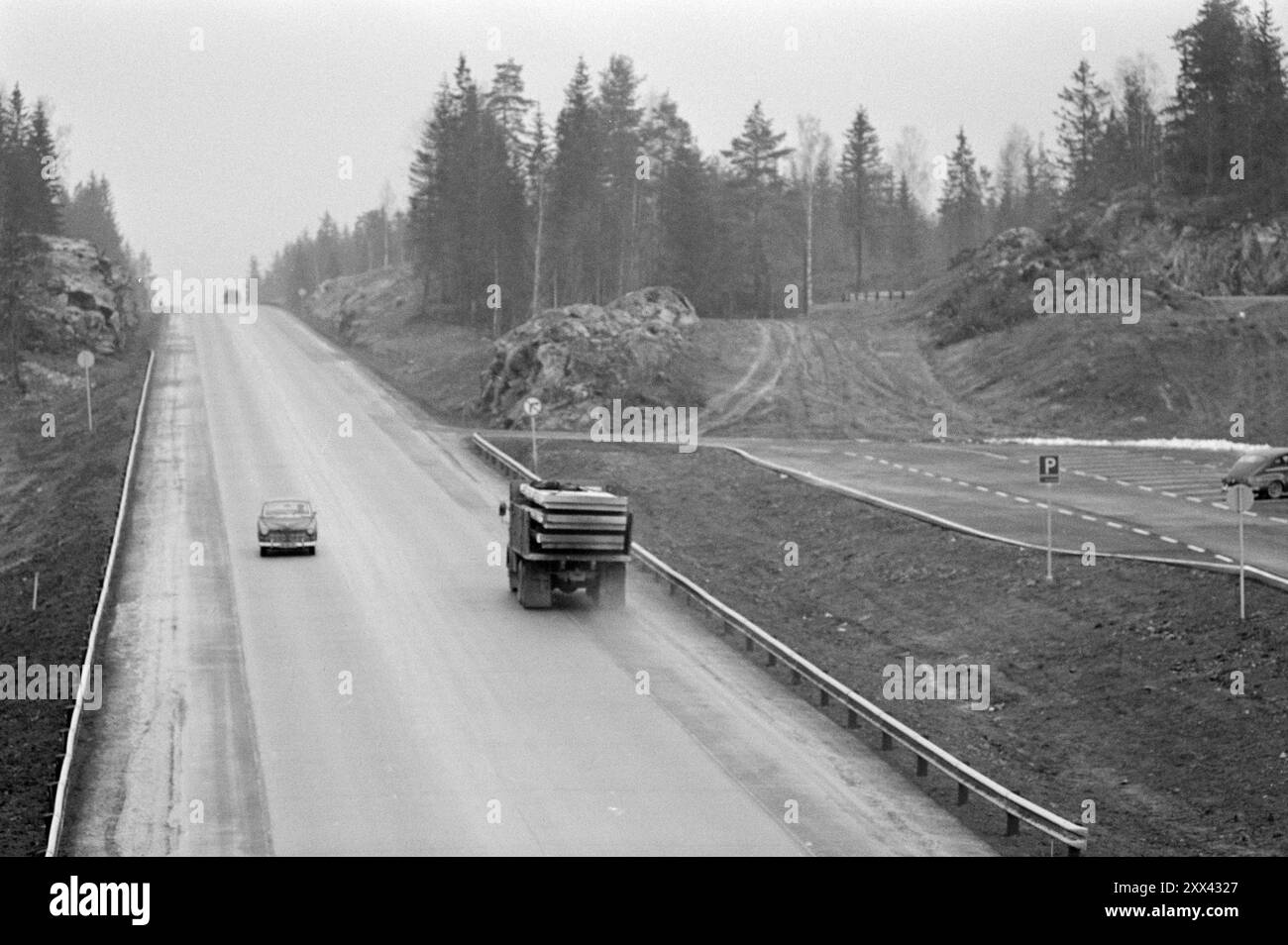 Corrente 49-5-1970 : trappola di morte per animali. Mosseveien e' diventata la strada del sangue in vernacolo. Gli automobilisti respirarono un sospiro di sollievo quando una nuova autostrada sollevò le vecchie e strette curve. Ma poi sono iniziati i rapporti di incidente foto: Sverre A. Børretzen / Aktuell / N TB ***la foto non è elaborata dall'immagine*** questo testo dell'immagine è tradotto automaticamente Foto Stock