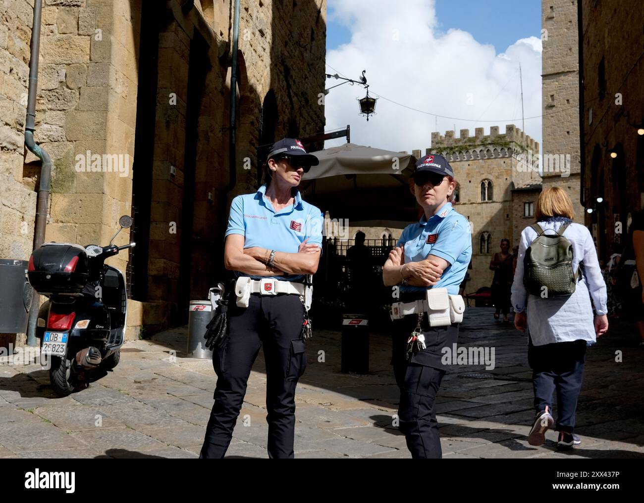 Agenti di polizia municipale a Volterra, Italia Foto Stock