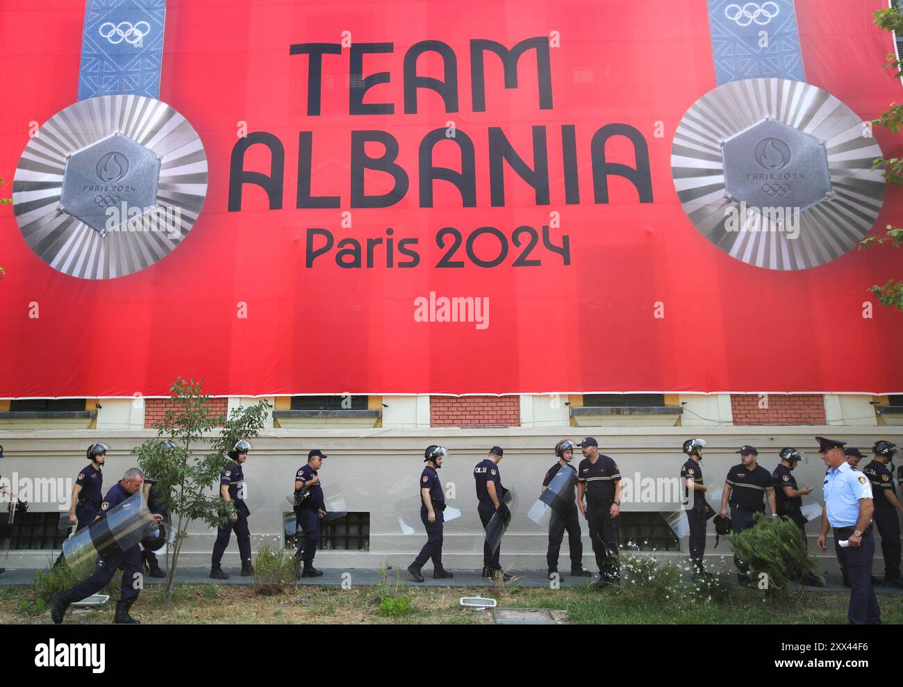 22 agosto 2024, Tirana, Tirana, Albania: Forze di polizia speciali albanesi occupano il perimetro dell'edificio municipale di Tiranaâ come protesta si terrà organizzata dal Partito Democratico di opposizione albanese che invita il governo a dimettersi e formare un governo di guardia per combattere la corruzione nel paese. (Credit Image: © Armando Babani/ZUMA Press Wire) SOLO PER USO EDITORIALE! Non per USO commerciale! Foto Stock