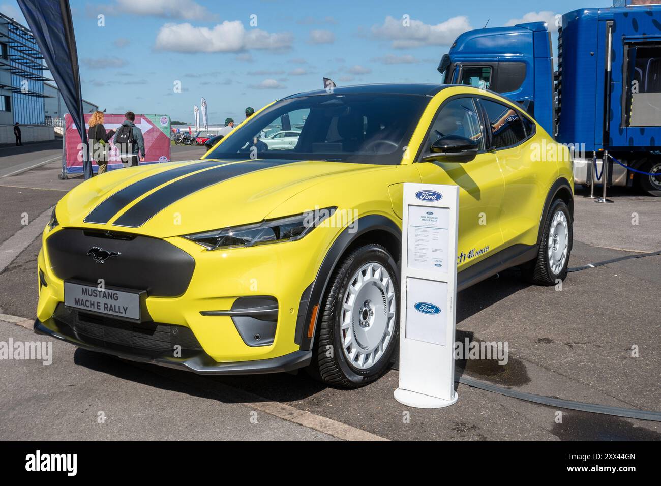 British Motor Show 2024, tenutosi a Farnborough, Hampshire, Inghilterra, Regno Unito, dal 15 al 18 agosto 2024. Giorno 2 dell'evento annuale al Farnborough International Exhibition Centre. Una nuova Ford Mustang Mach e Rally in mostra. Foto Stock