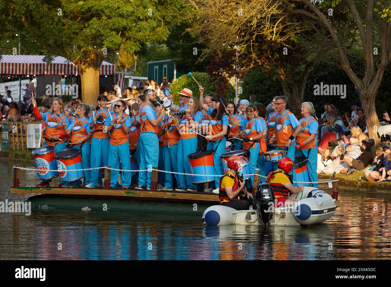 Una processione di barche e chiatte decorate formano una parata galleggiante lungo il Royal Military Canal a Hythe Kent, Regno Unito, 21 agosto 2024. Foto Stock