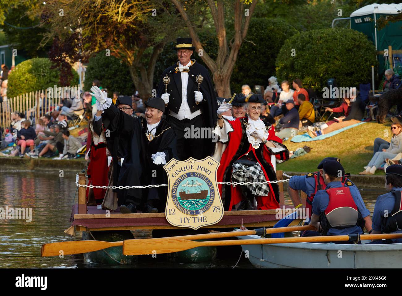 I sindaci delle cinque porte conducono la parata galleggiante presso la Hythe Venetian Fete. I carri decorati sfilano lungo il Royal Military Canal a Hythe Kent, Regno Unito, 21 agosto 2024. Foto Stock