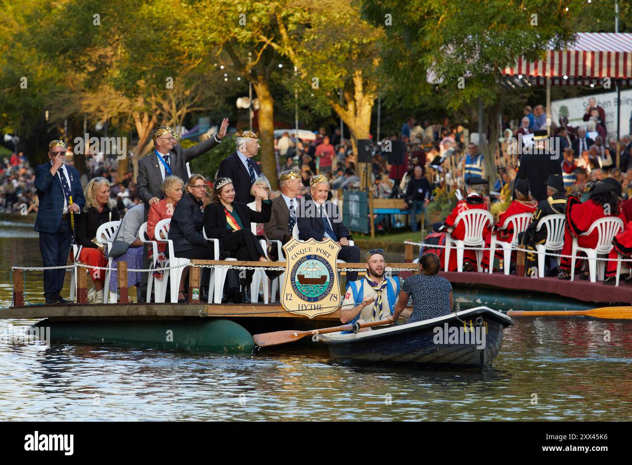 La Hop Queen of Poperinge cavalca su un galleggiante con altri rappresentanti della città gemella di Hythe, Poperinge, presso la Hythe Venetian Fete. I carri decorati sfilano lungo il Royal Military Canal a Hythe Kent, Regno Unito, 21 agosto 2024. Foto Stock