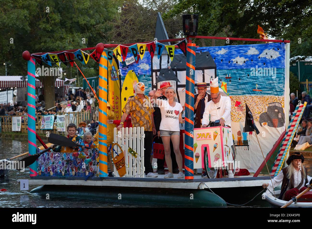 Una processione di barche e chiatte decorate formano una parata galleggiante lungo il Royal Military Canal a Hythe Kent, Regno Unito, 21 agosto 2024. Foto Stock