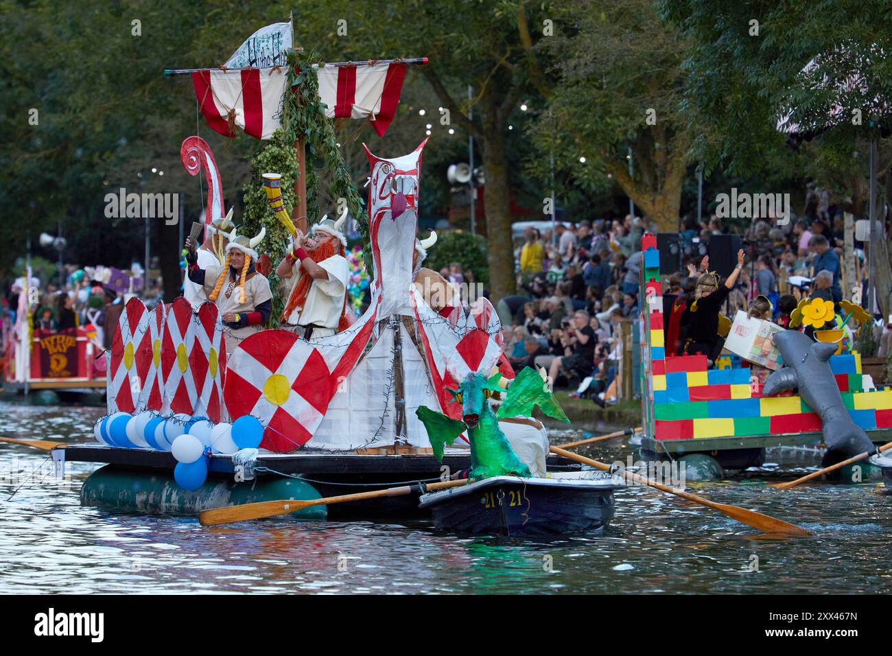 Una processione di barche e chiatte decorate formano una parata galleggiante lungo il Royal Military Canal a Hythe Kent, Regno Unito, 21 agosto 2024. Foto Stock