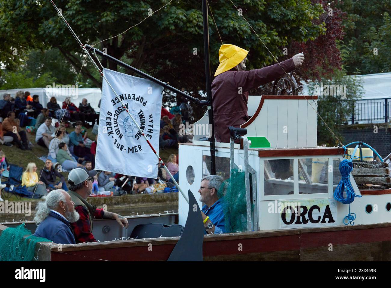 Una processione di barche e chiatte decorate formano una parata galleggiante lungo il Royal Military Canal a Hythe Kent, Regno Unito, 21 agosto 2024. Foto Stock