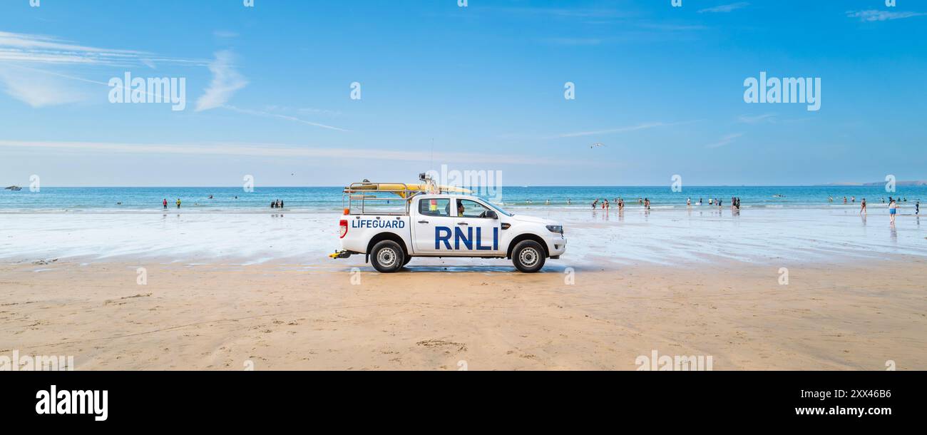 Un'immagine panoramica di un veicolo RNLI di emergenza che attraversa GT Great Western Beach a Newquay in Cornovaglia nel Regno Unito. Foto Stock