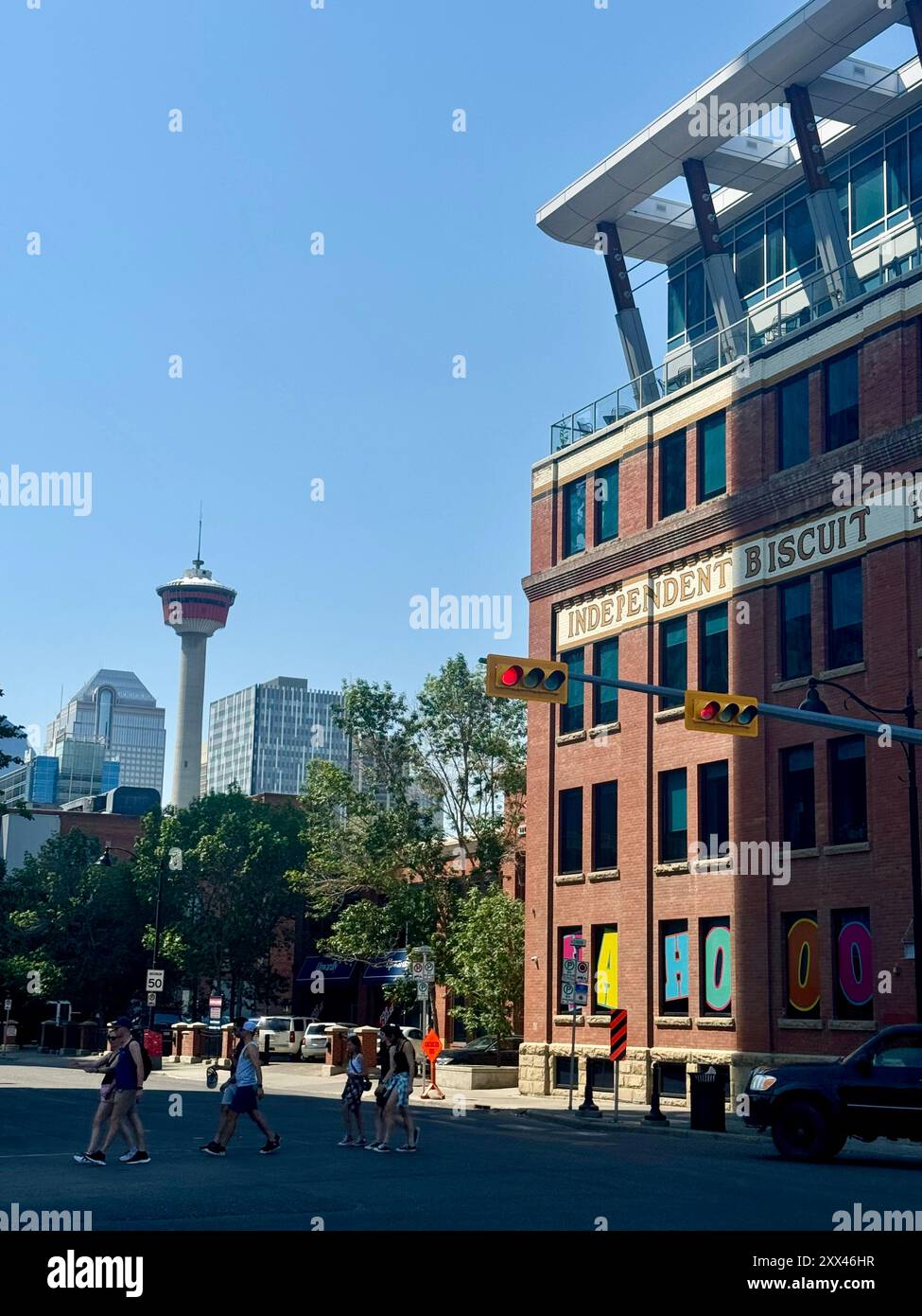Un meraviglioso cielo blu si riempie sopra il centro di Calgary, Alberta. Foto Stock