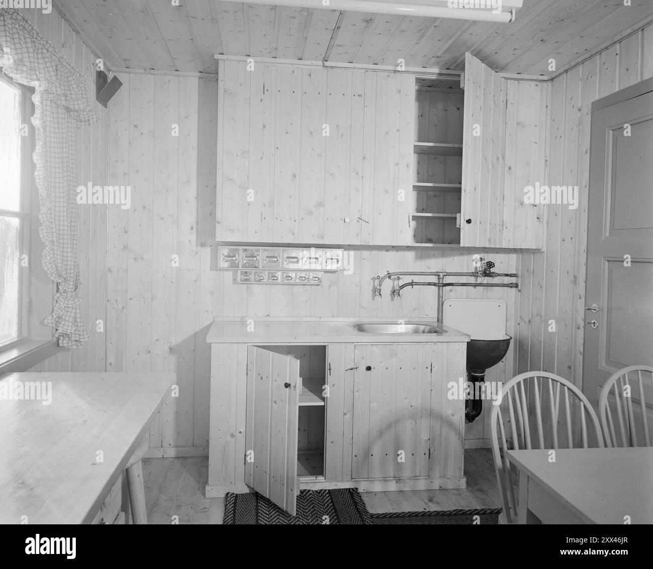 Attuale 2-1949: La casa Selvaag, successo o fallimento. La casa Selvaag di Holtet a Oslo è un esempio di come possa essere costruita in modo più economico e veloce rispetto a quanto era comune nel 1949, se si modificano solo i requisiti di qualità applicabili. La gente fa un pellegrinaggio a Holtet per guardare la casa semi-indipendente. - Non dovremmo indulgere nel ritratto della cucina. L'esperienza - le casalinghe - probabilmente si decidono anche su questo l'immagine come base. Nell'angolo a sinistra la stufa elettrica deve essere lasciata accesa. Foto; corrente / NTB **FOTO NON ELABORATA*** il testo dell'immagine è trasmissione automatica Foto Stock