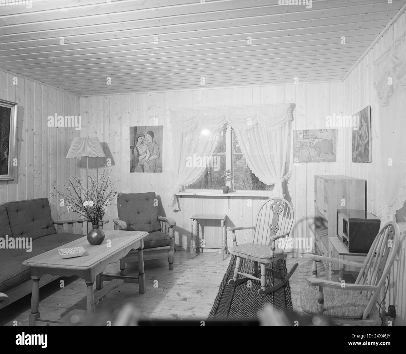 Attuale 2-1949: La casa Selvaag, successo o fallimento. La casa Selvaag di Holtet a Oslo è un esempio di come possa essere costruita in modo più economico e veloce rispetto a quanto era comune nel 1949, se si modificano solo i requisiti di qualità applicabili. La gente fa un pellegrinaggio a Holtet per guardare la casa semi-indipendente. - Il soggiorno in un appartamento, visto dalla porta dell'ingresso. La porta è una sola per ogni camera. La camera misura 15 metri quadri e dispone di due finestre. Le pareti sono ricoperte di pannelli non verniciati, ma se non vi piace, potete usarli per lavare e dipingere o carta da parati estensibile Foto Stock