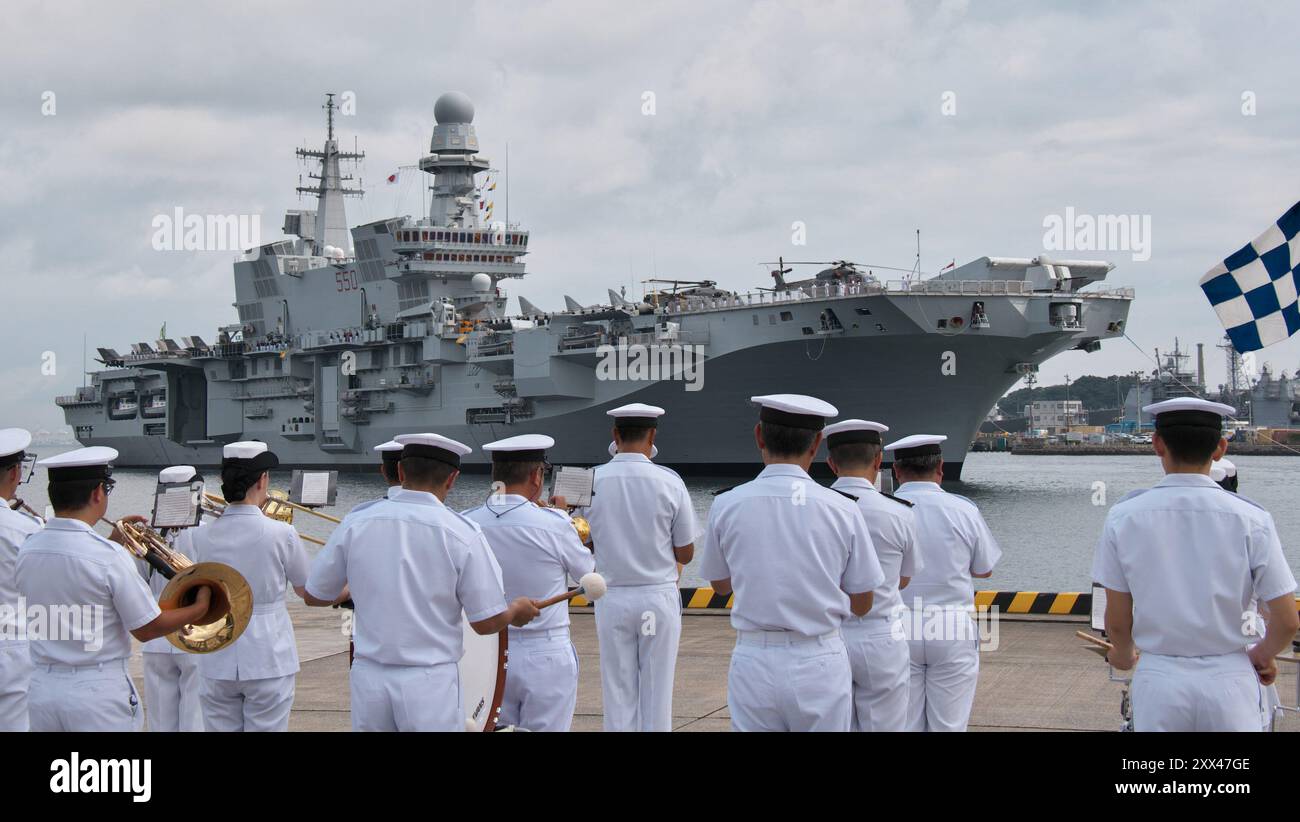 Yokosuka, Giappone. 22 agosto 2024. La portaerei STOVL (Short Take Off and Vertical Landing) Cavour (CVH550) arriva alla base navale di Yokosuka della Japan Maritime Self-Defense Force a Yokosuka, prefettura di Kanagawa, Giappone giovedì 22 agosto 2024. Foto di Keizo Mori/UPI credito: UPI/Alamy Live News Foto Stock