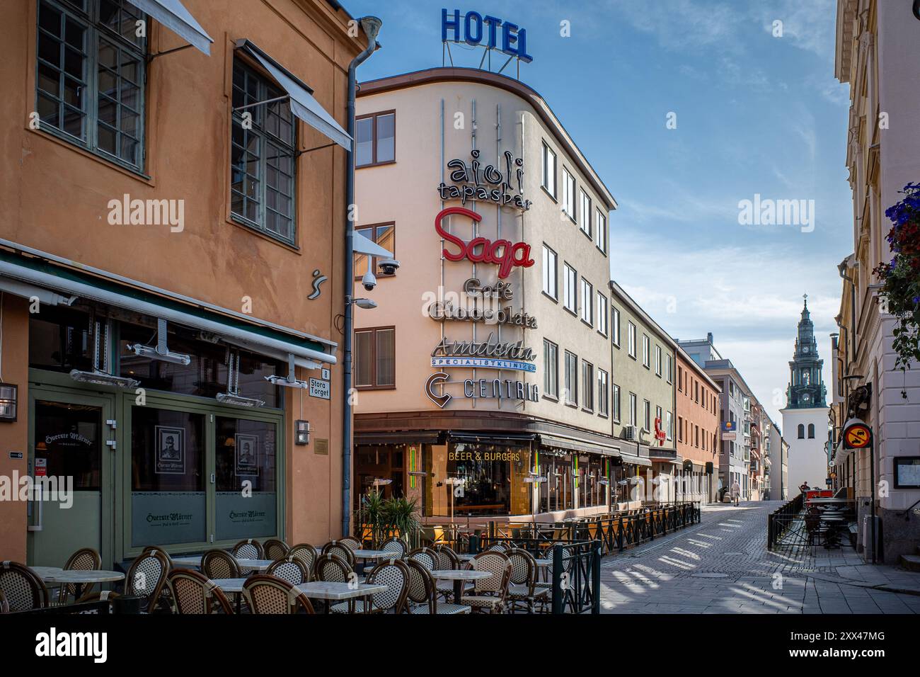 Via Borgmästaregatan Linkoping in una tranquilla e soleggiata mattinata d'estate ad agosto. Linköping è una famosa città universitaria svedese. Foto Stock