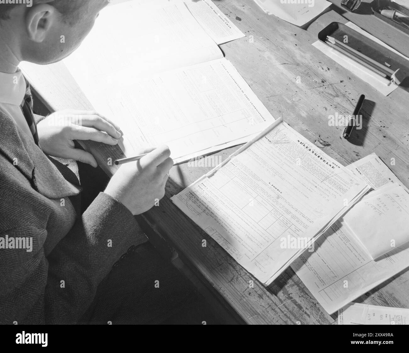 Attualmente 07-1949: Onore e coscienza sotto esame le dichiarazioni dei redditi sono controllate dall'amministrazione fiscale svedese. - Un valutatore in corso di verifica della dichiarazione dei redditi. Se trova qualcosa di cui lamentarsi, scrive i suoi commenti su un modulo speciale allegato alla dichiarazione dei redditi. Foto; Thorbjørn Skotaam / Aktuell / NTB ***FOTO NON ELABORATA*** il testo dell'immagine viene tradotto automaticamente Foto Stock